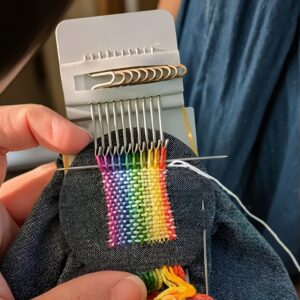 Compact 14-Pin Handheld Wooden Loom – Creamy White Tapestry Weaving Tool for Clothing & Jeans Repair, Artisan Craft Kit